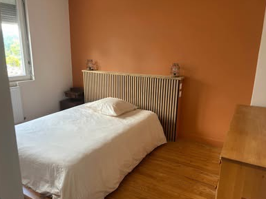 Room Rue des Treilles in Libourne