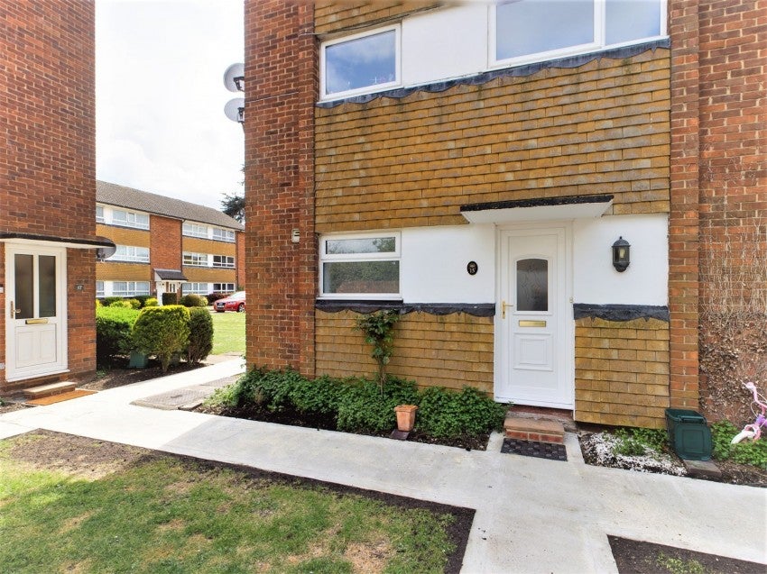 Flat Strode Street in Borough of Runnymede