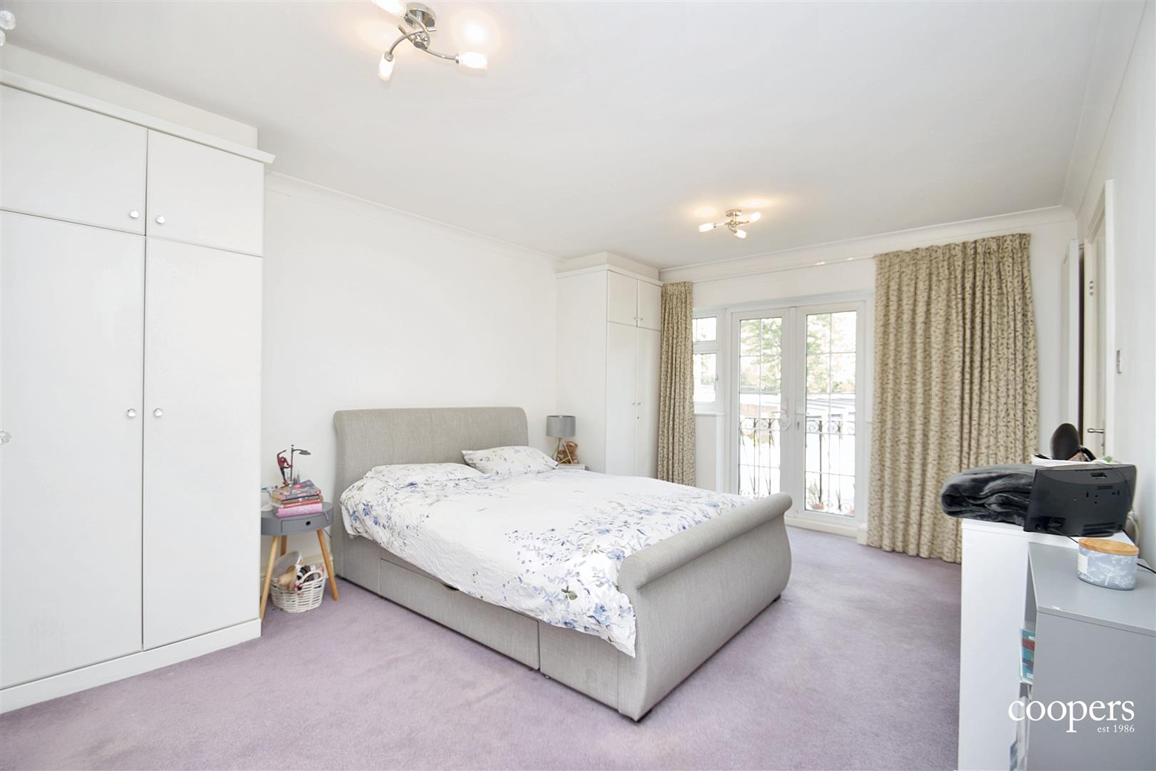 Flat Myrtleside Close in Greater London