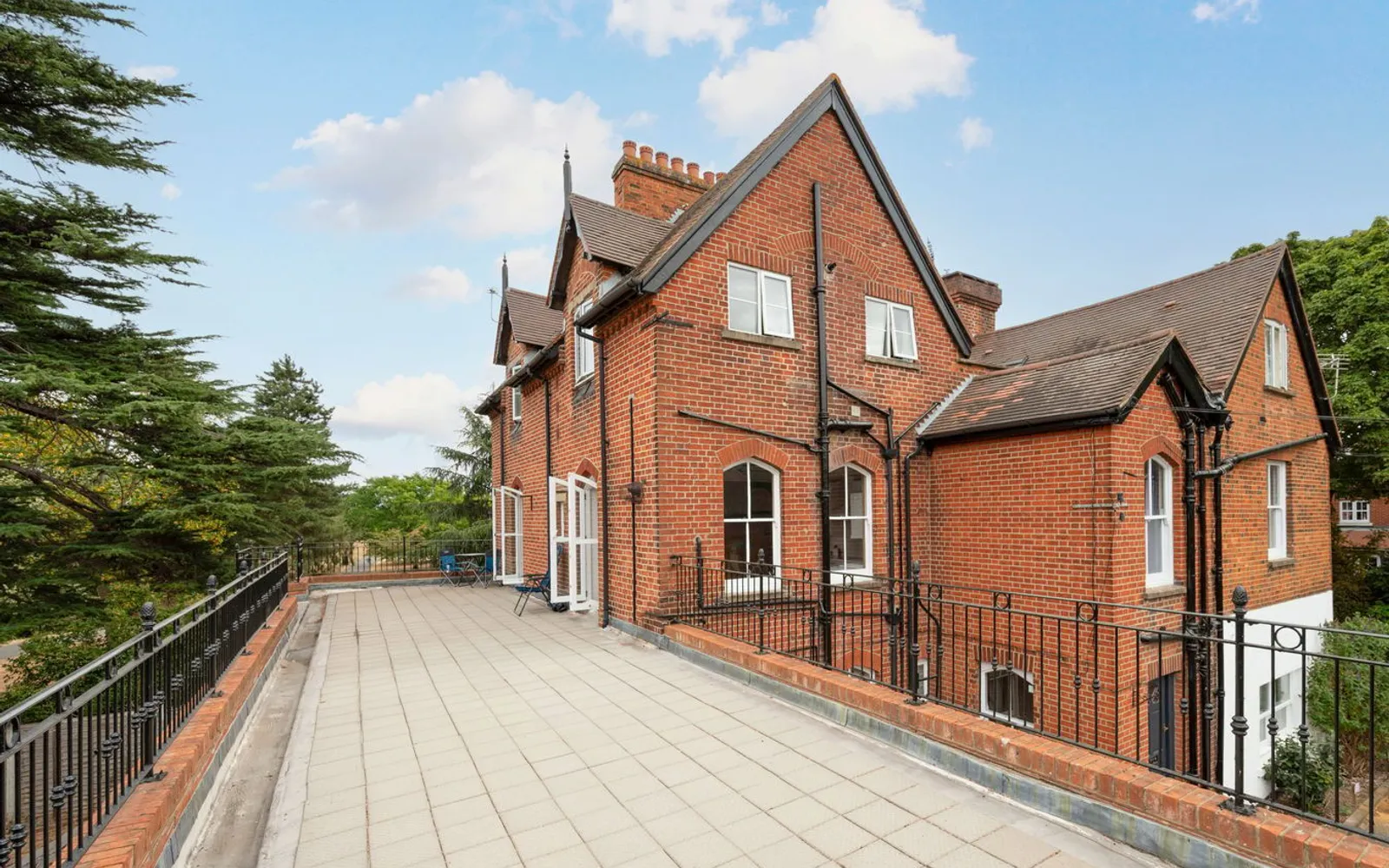Flat Sullivan's Reach in Elmbridge