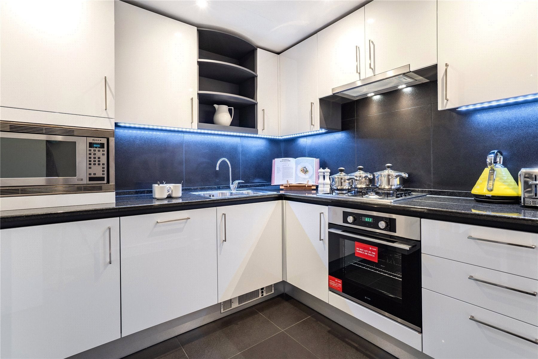 Flat Westferry Circus in Greater London