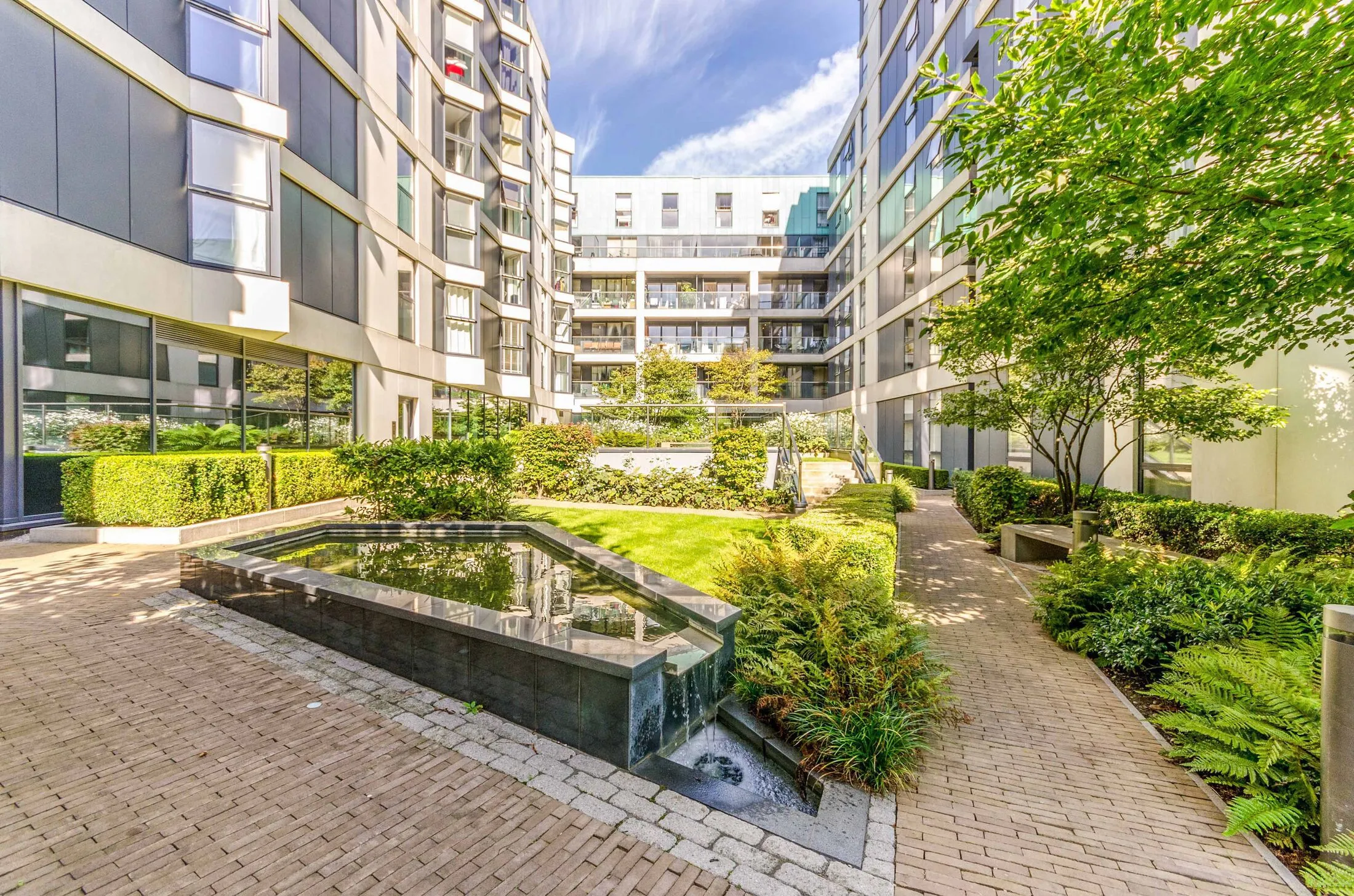 Flat Pear Tree Court in Greater London
