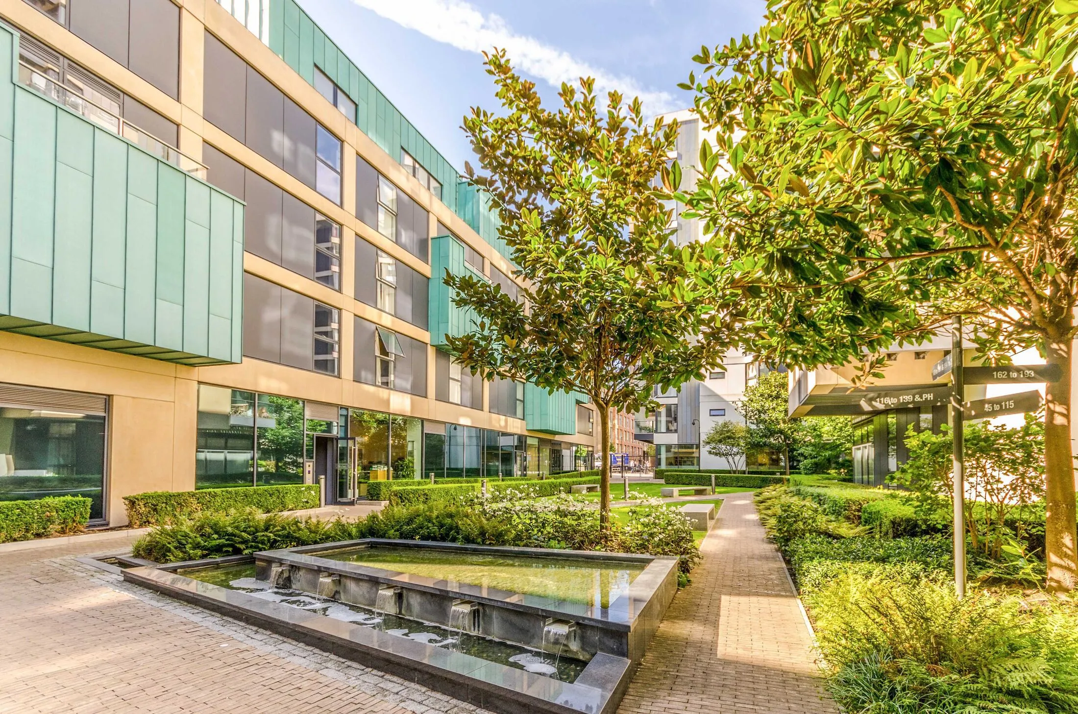 Flat Pear Tree Court in Greater London