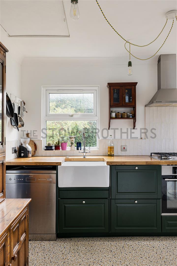 Flat Clacton Road in Greater London