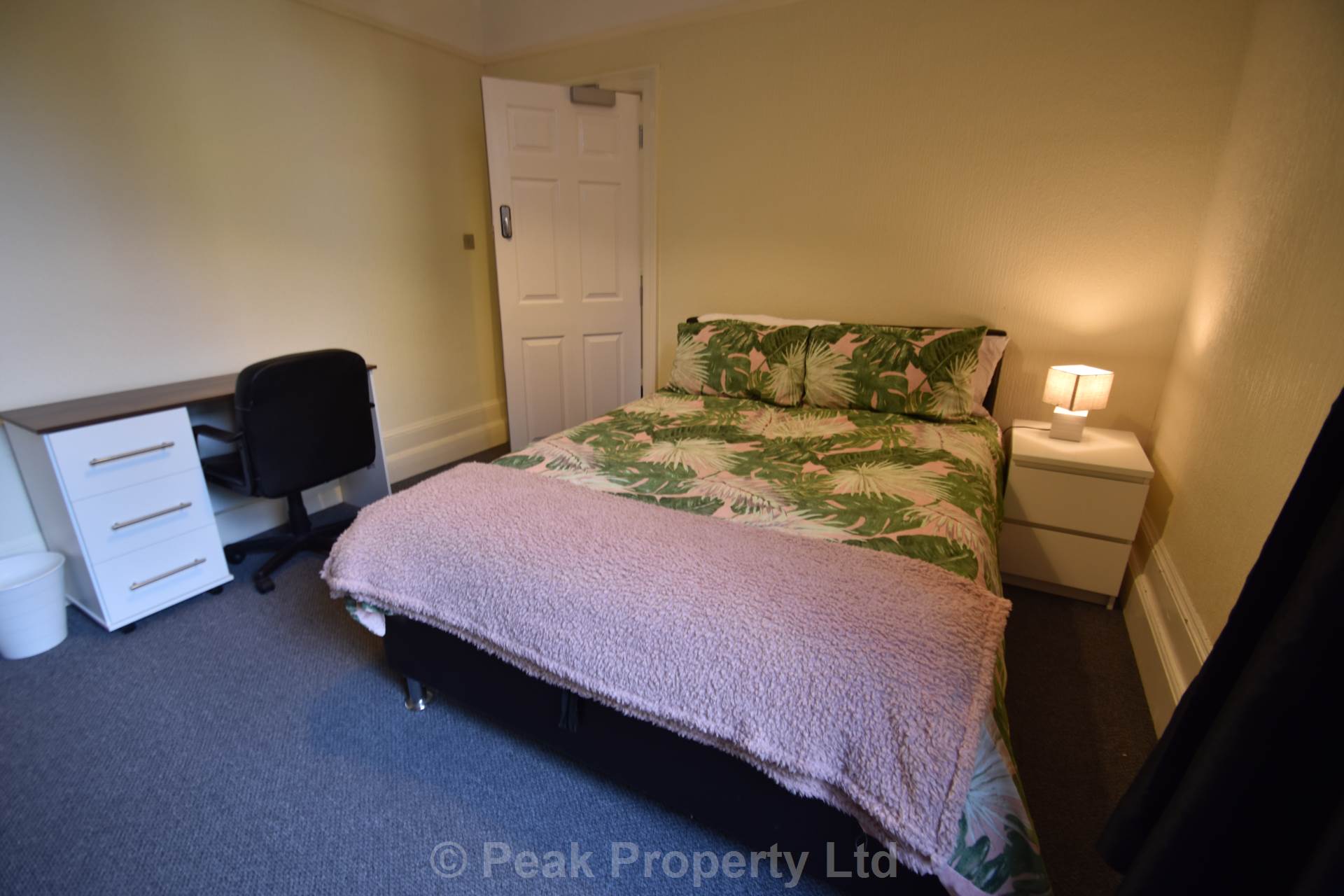 Room Queens Road in Southend-on-Sea