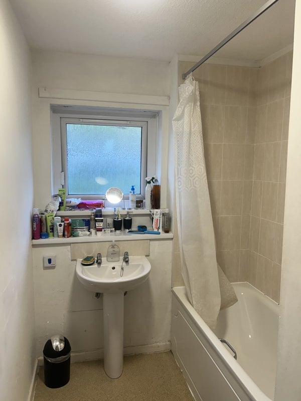 Room Senior Way in Bradford