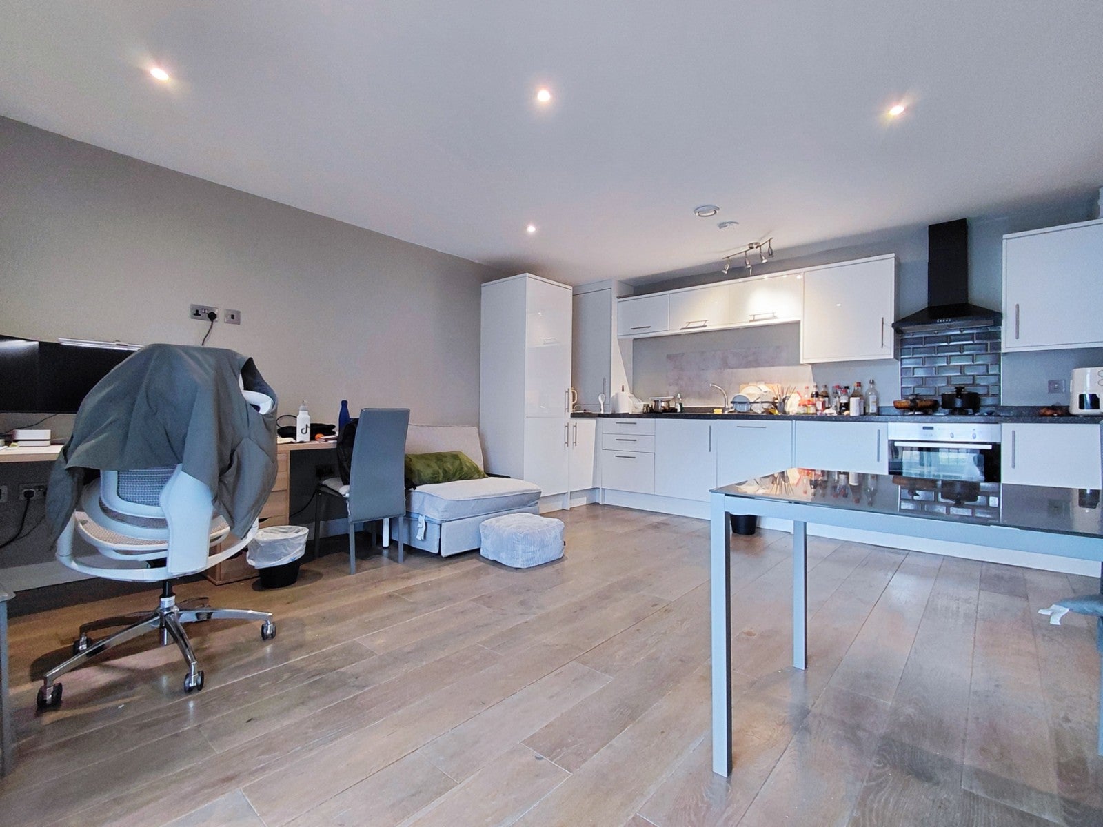Flat Eaton Rise in Greater London