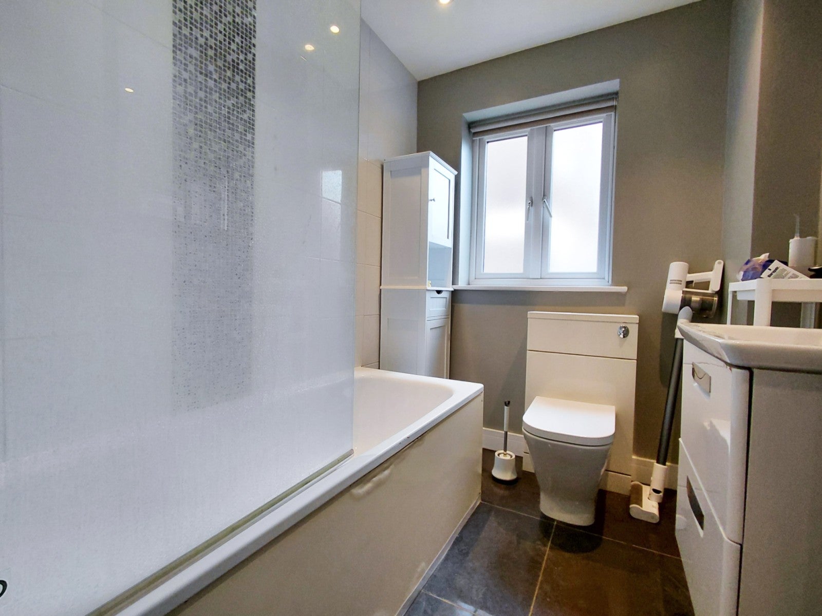 Flat Eaton Rise in Greater London