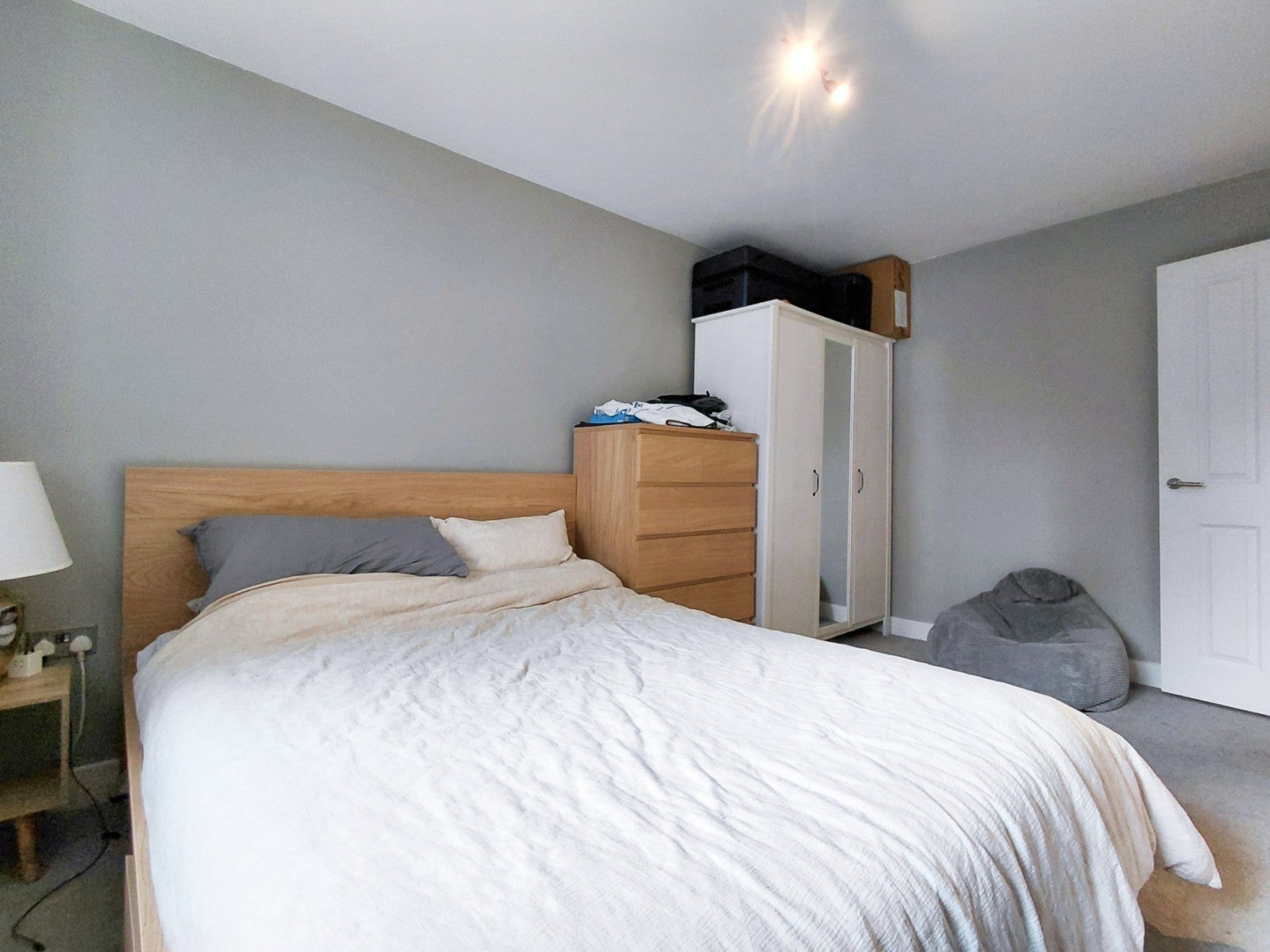 Flat Eaton Rise in Greater London