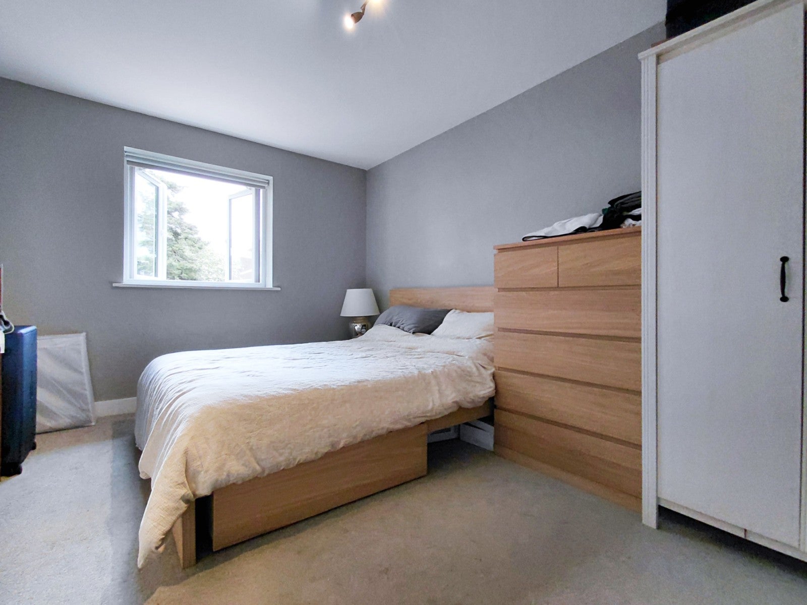 Flat Eaton Rise in Greater London