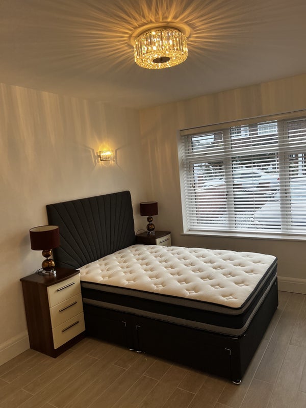 Room The Glen in Slough