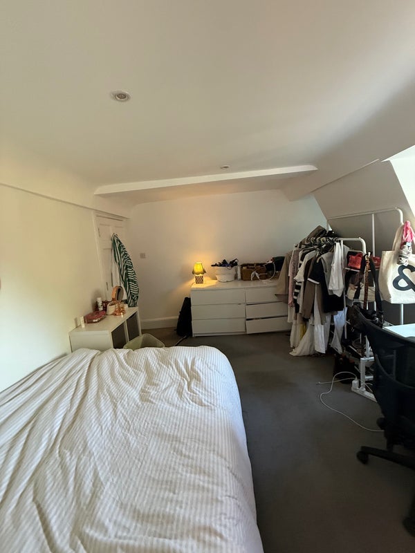Room Cross Street in Greater London