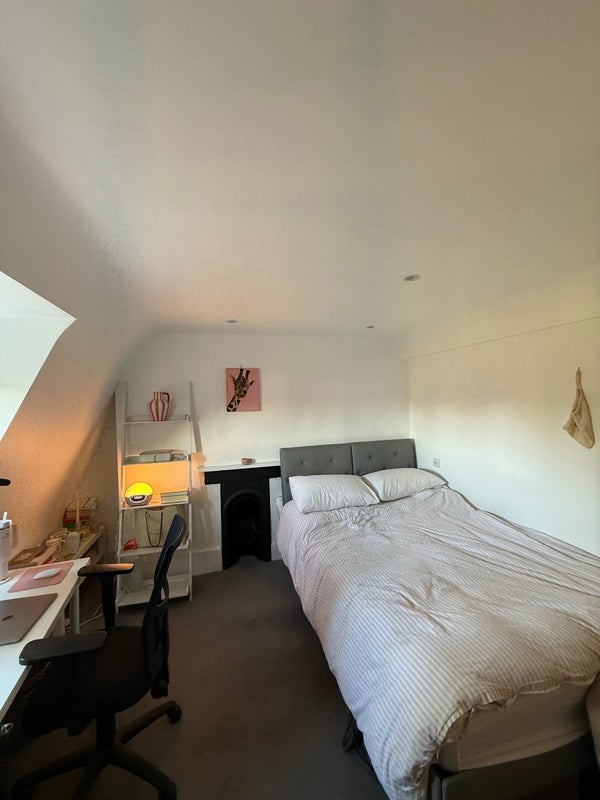 Room Cross Street in Greater London