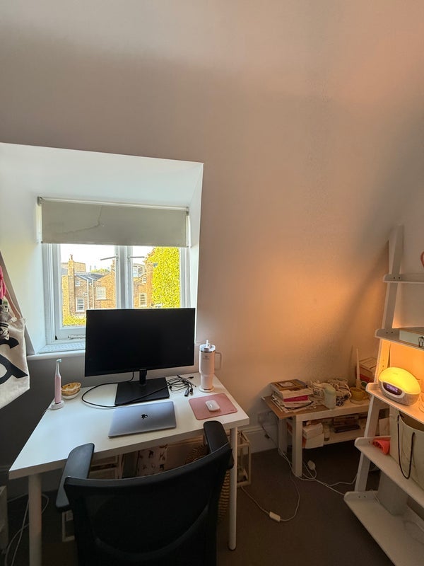 Room Cross Street in Greater London