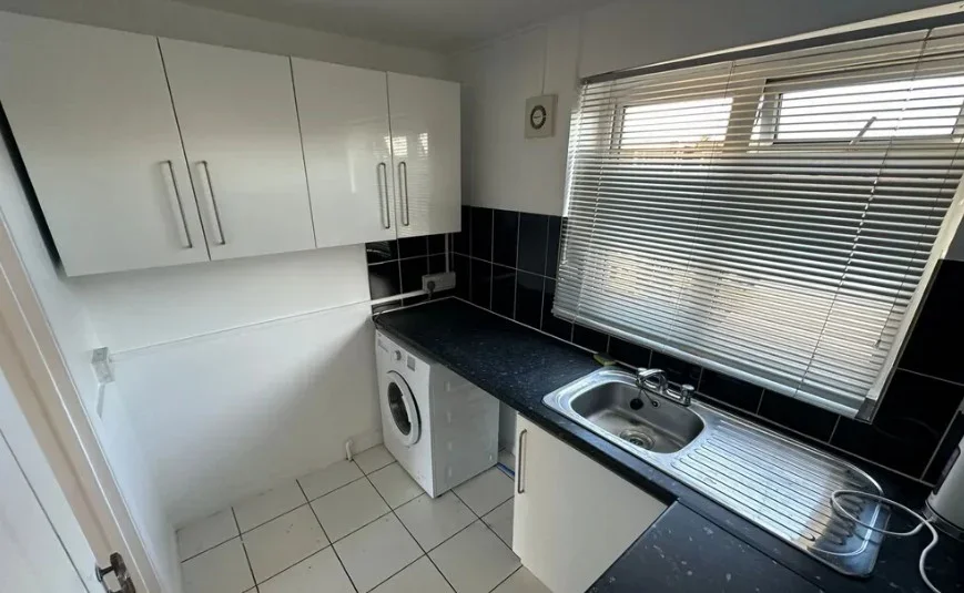 Flat Chase Side in Greater London