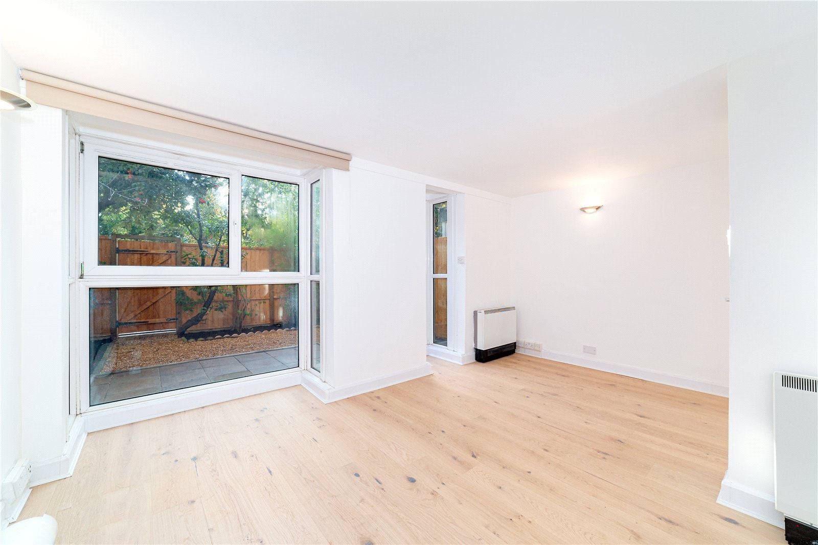Flat Bakersfield in Greater London