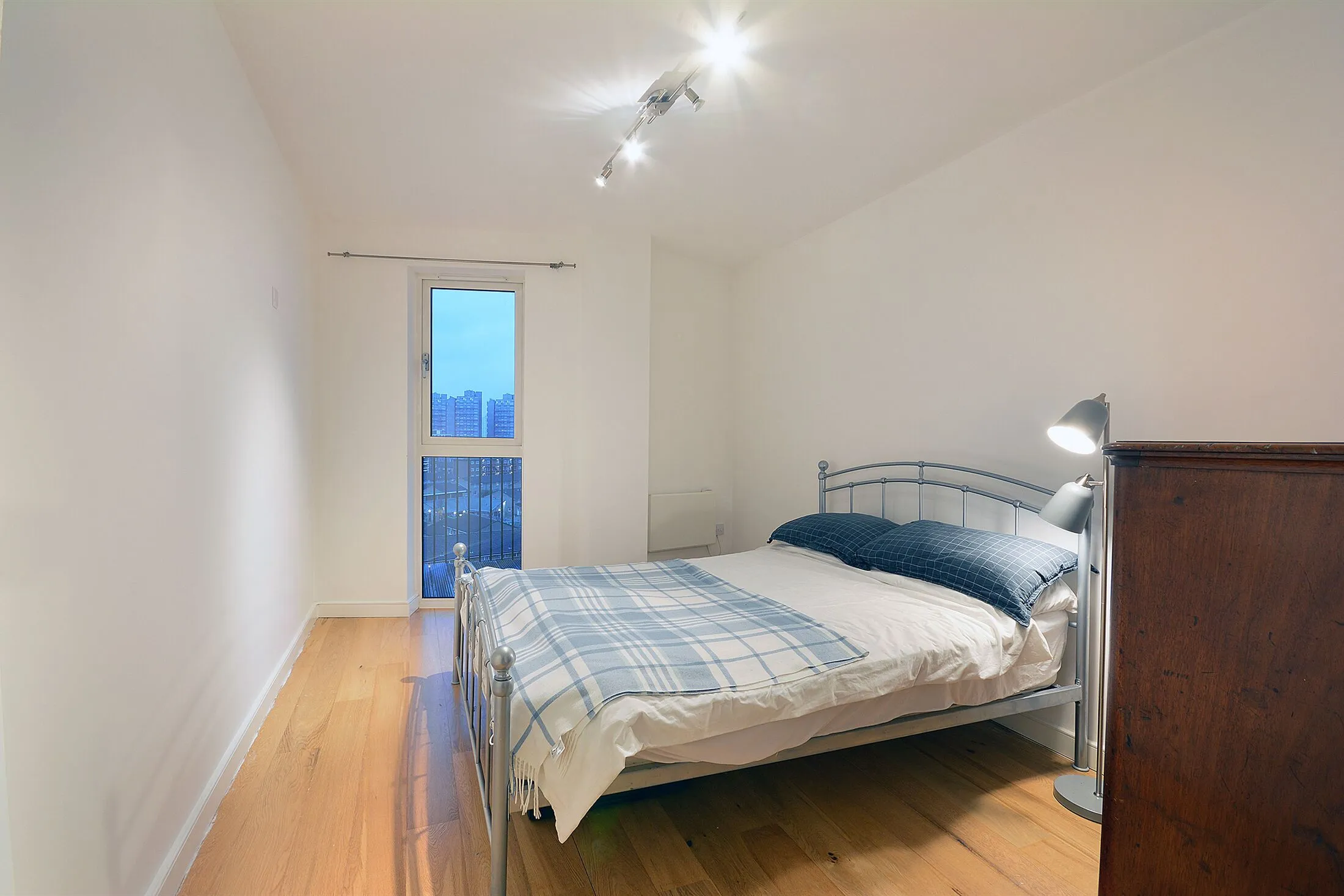 Flat Robert Dashwood Way in Greater London