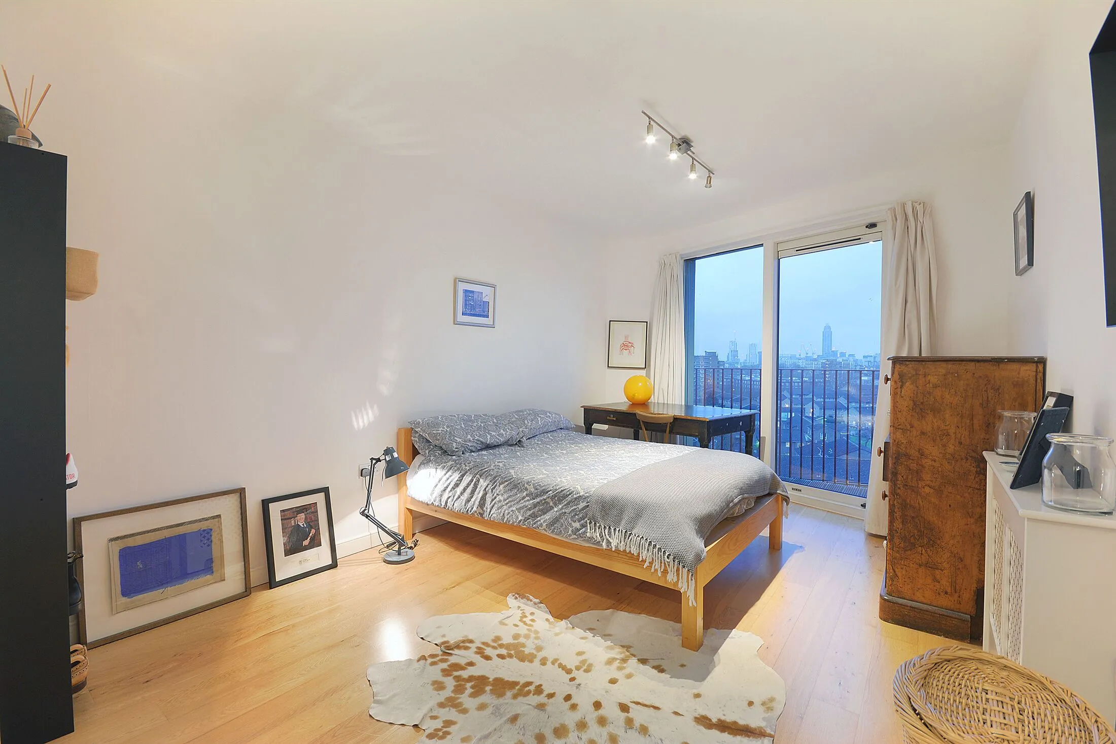 Flat Robert Dashwood Way in Greater London