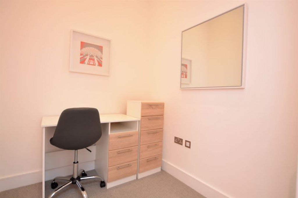 Flat Hayling Close in Slough
