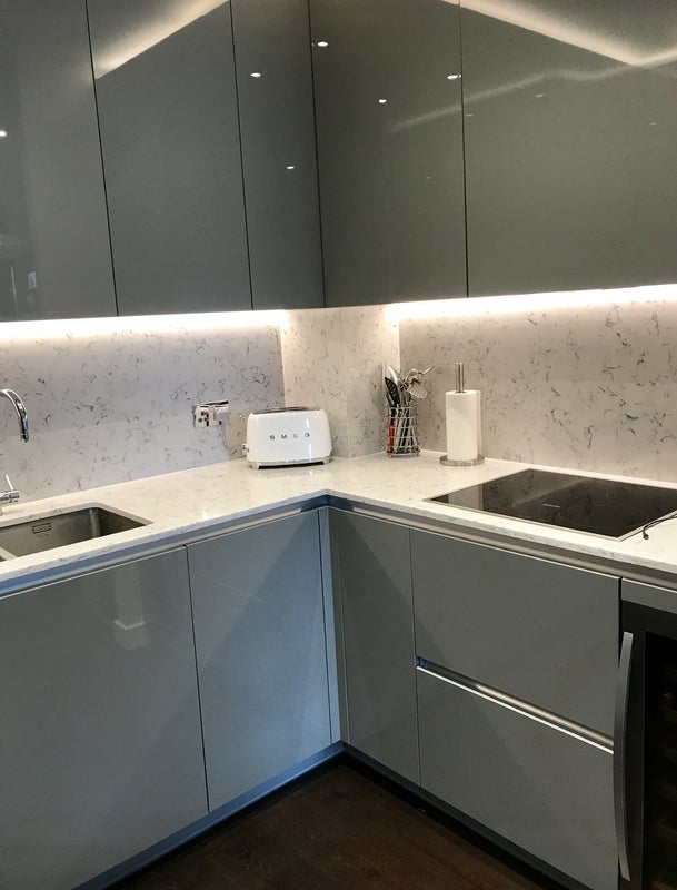 Flat Ponton Road in Greater London