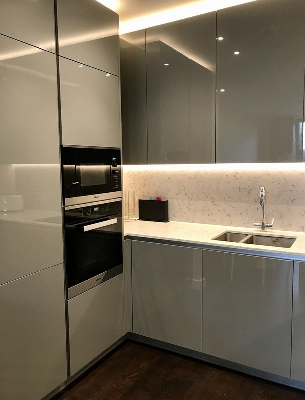 Flat Ponton Road in Greater London