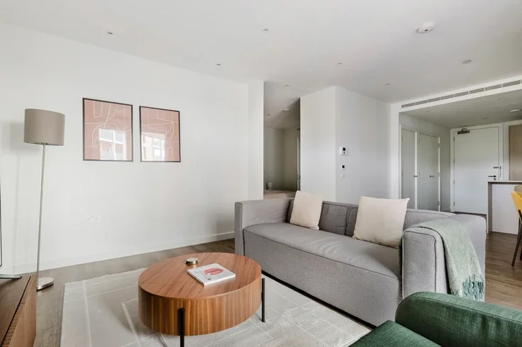 Flat Nine Elms Lane in Greater London