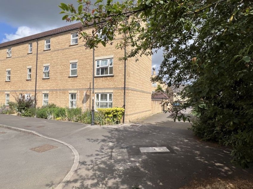 Flat Nuthatch Road in Calne