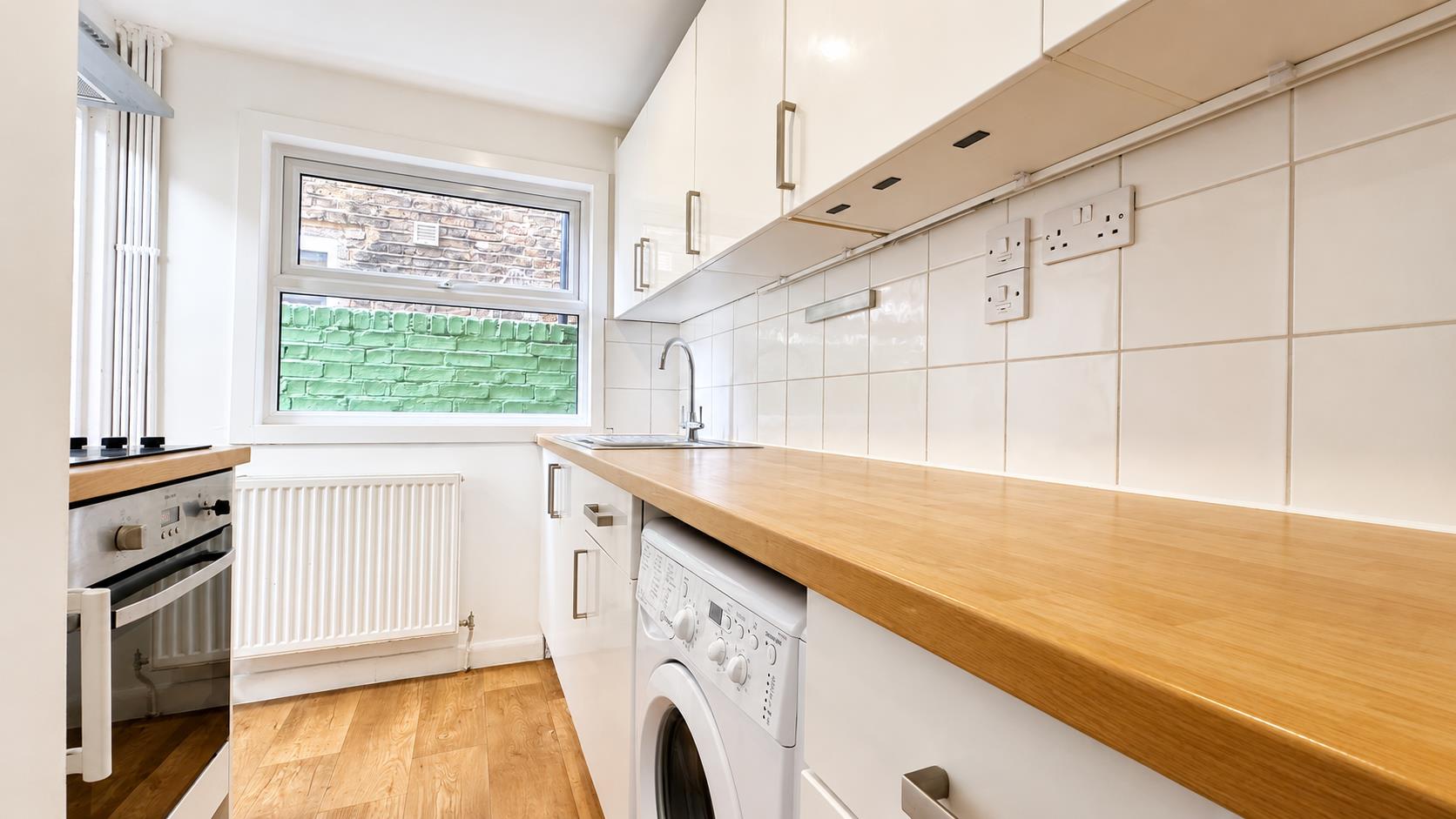 Flat Brownswood Road in Greater London