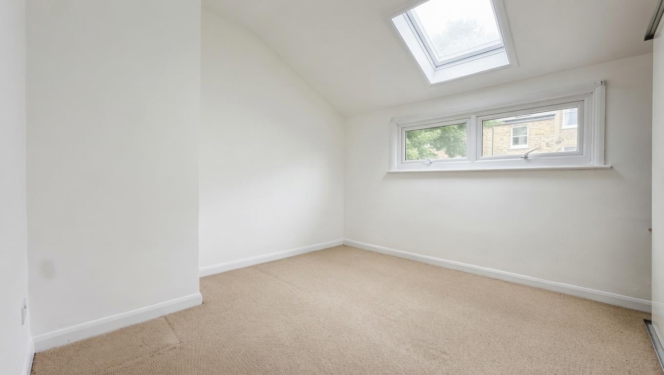 Flat Brownswood Road in Greater London