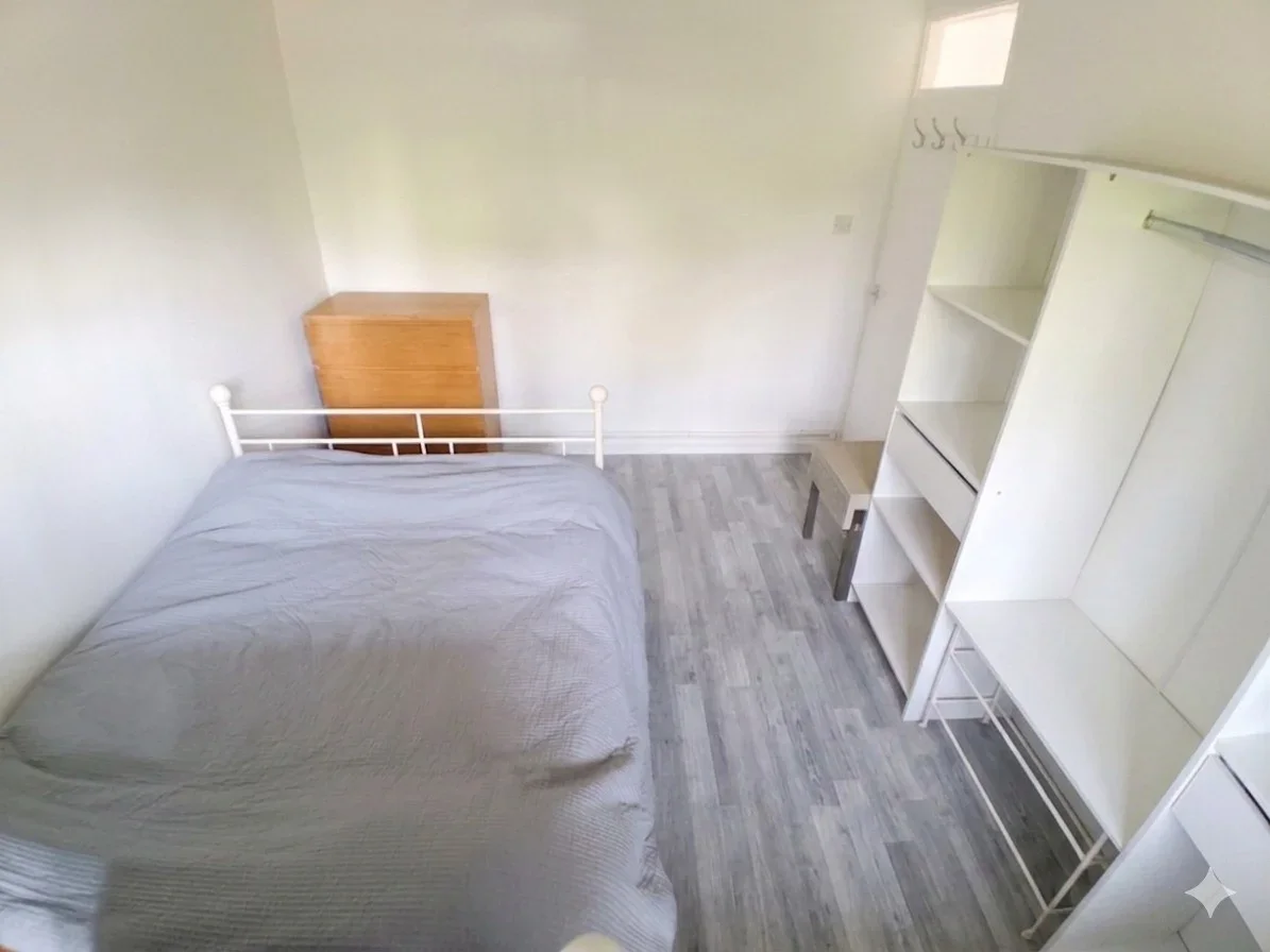 Room Kingston Road in Greater London