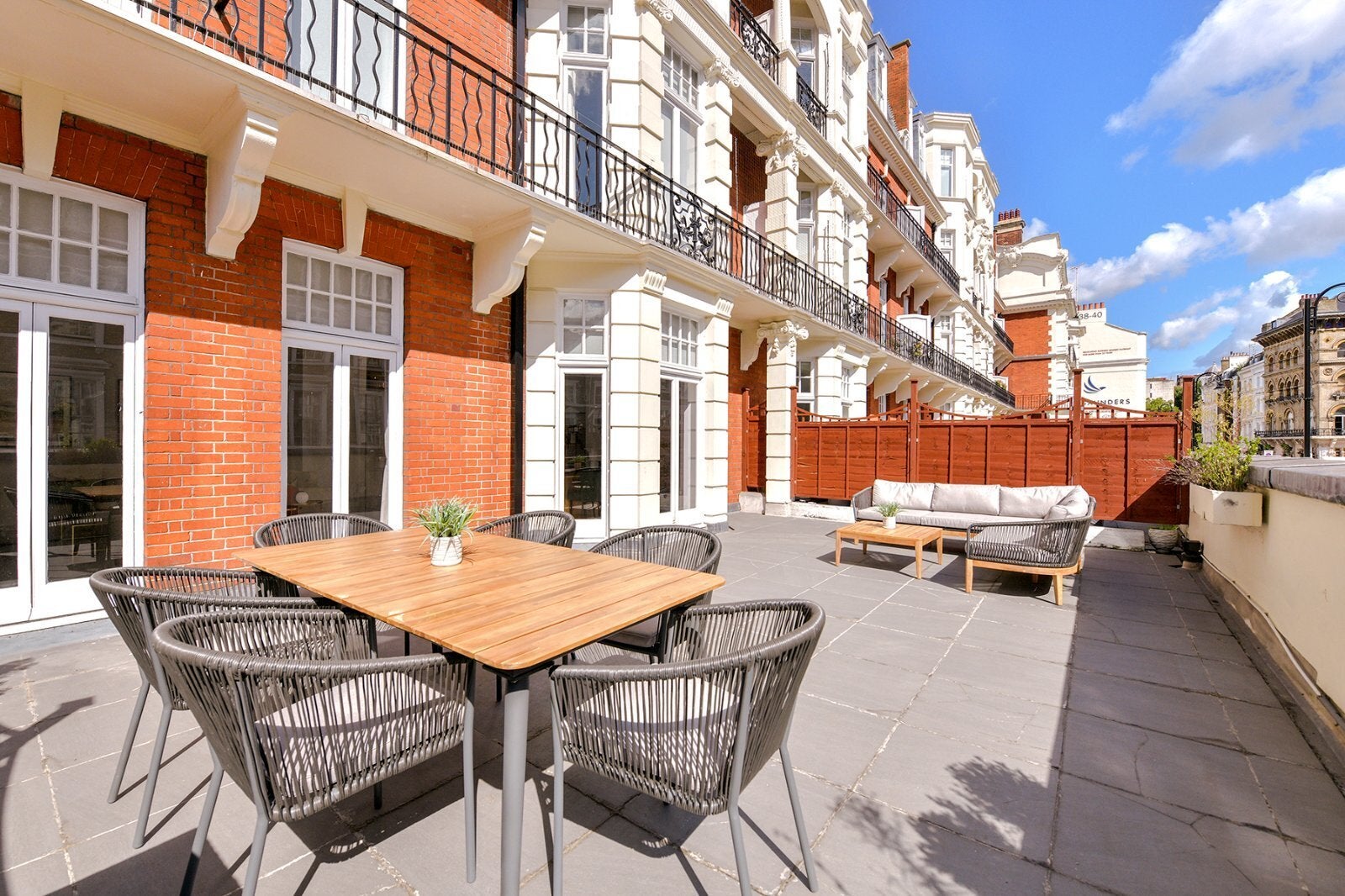 Flat Gloucester Road in Greater London