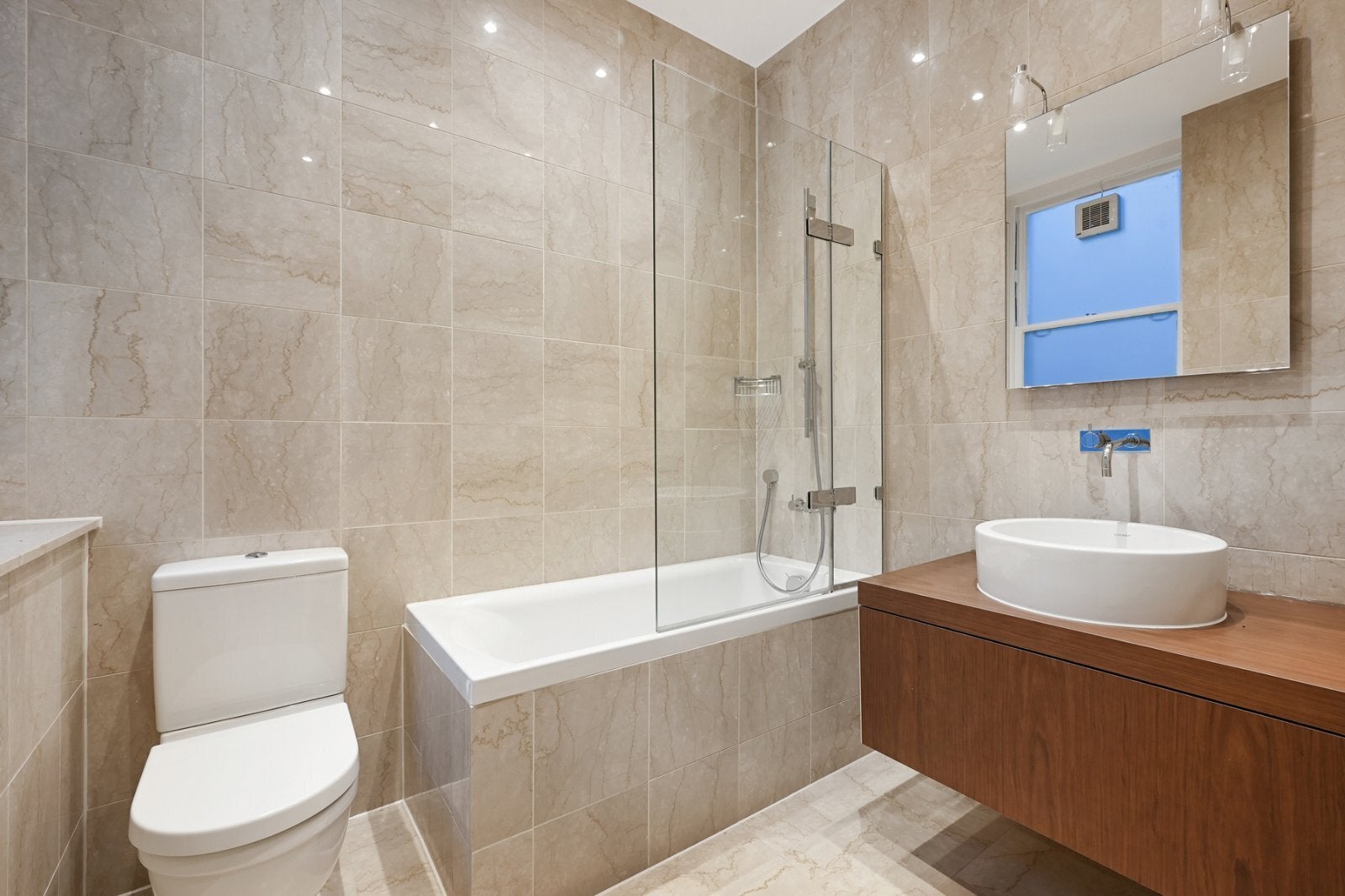 Flat Gloucester Road in Greater London