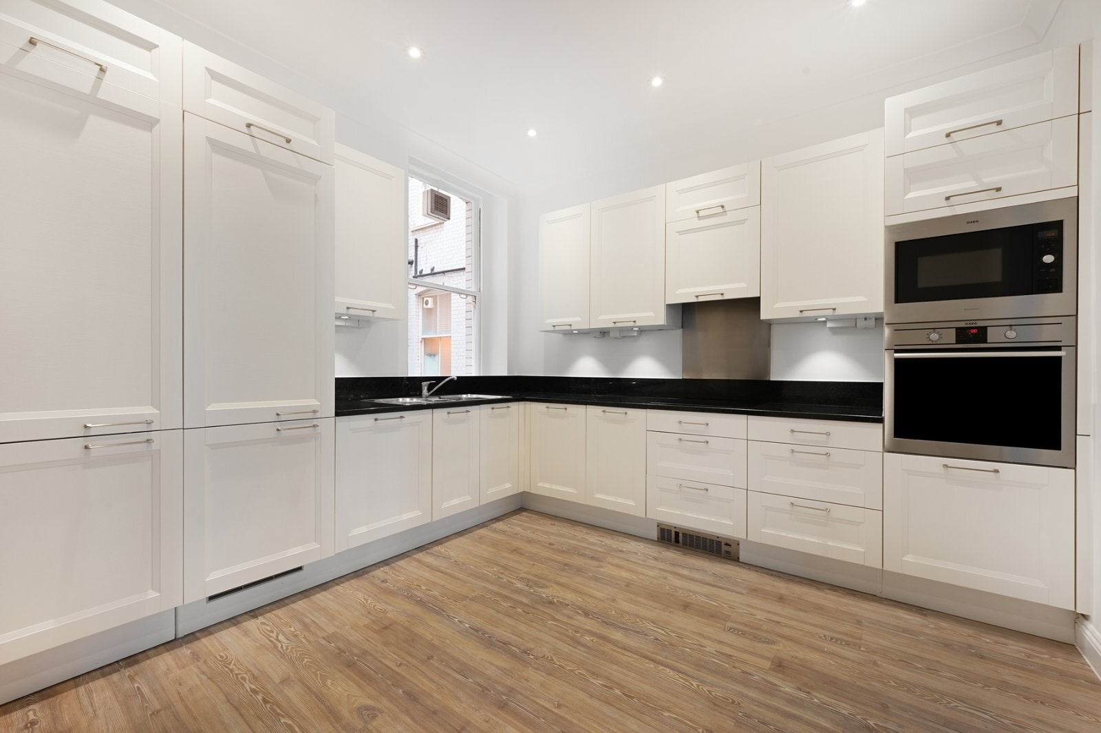 Flat Gloucester Road in Greater London