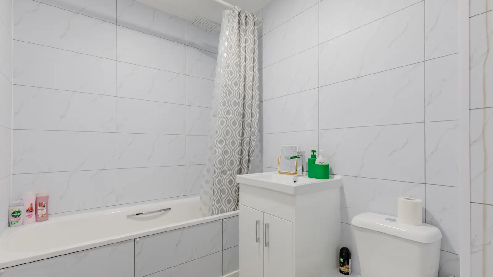 Flat Gatcombe Road in Greater London