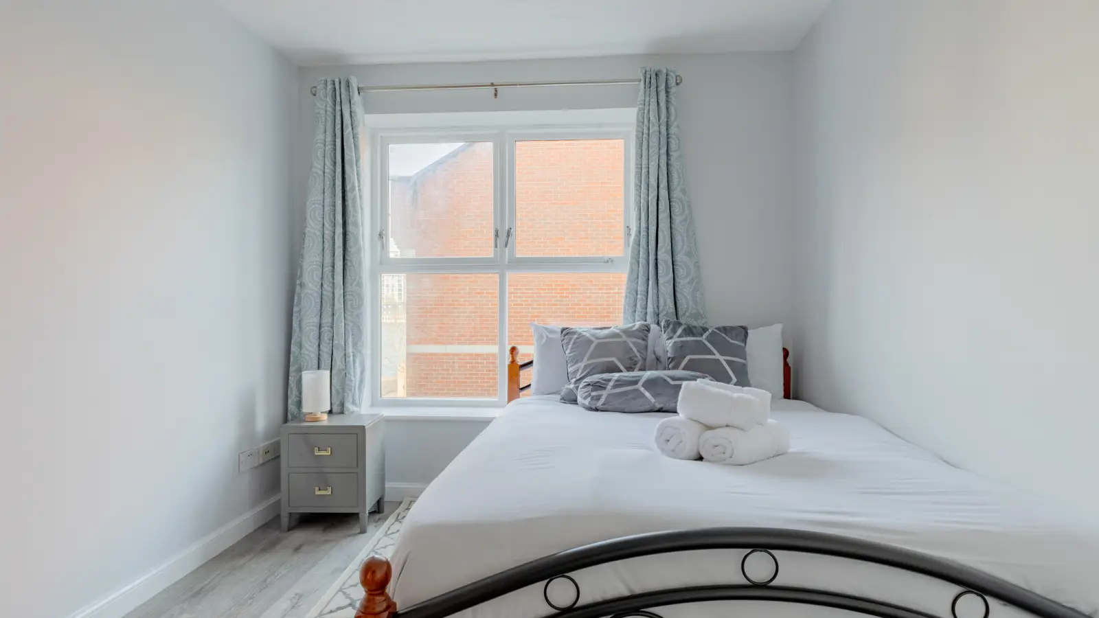 Flat Gatcombe Road in Greater London