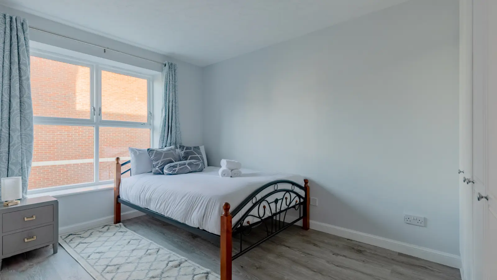 Flat Gatcombe Road in Greater London