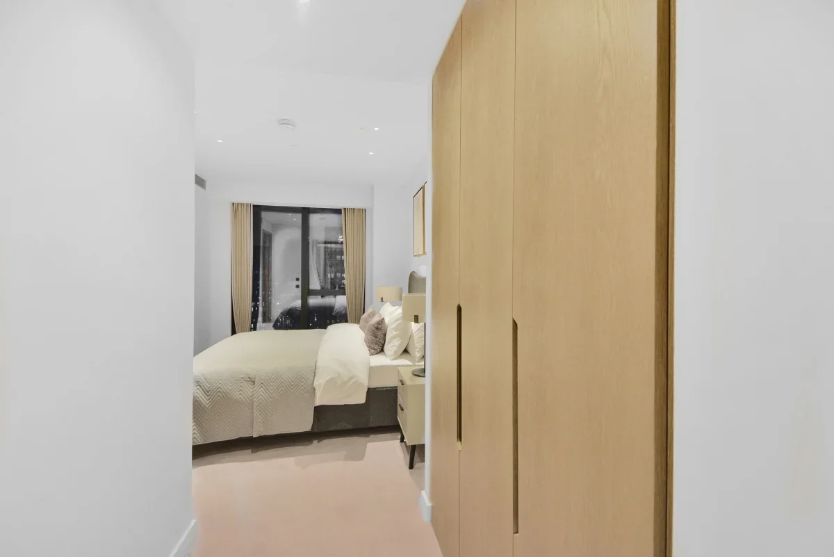 Flat Nine Elms Lane in Greater London