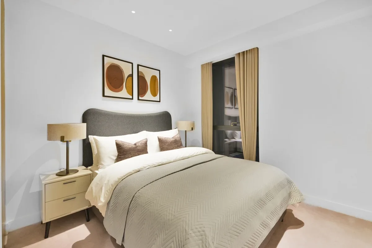 Flat Nine Elms Lane in Greater London