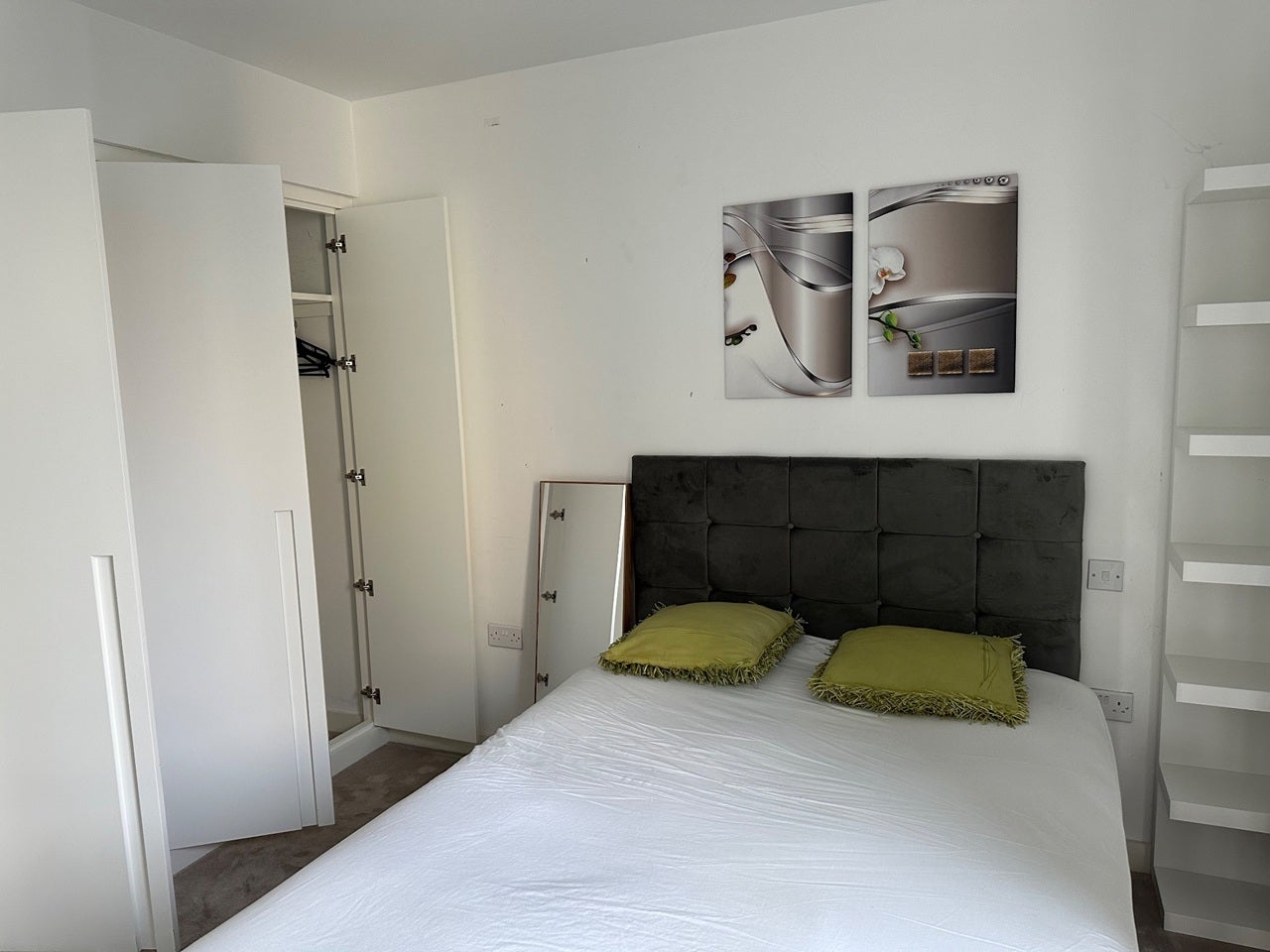 Room Cunningham Avenue in Greater London