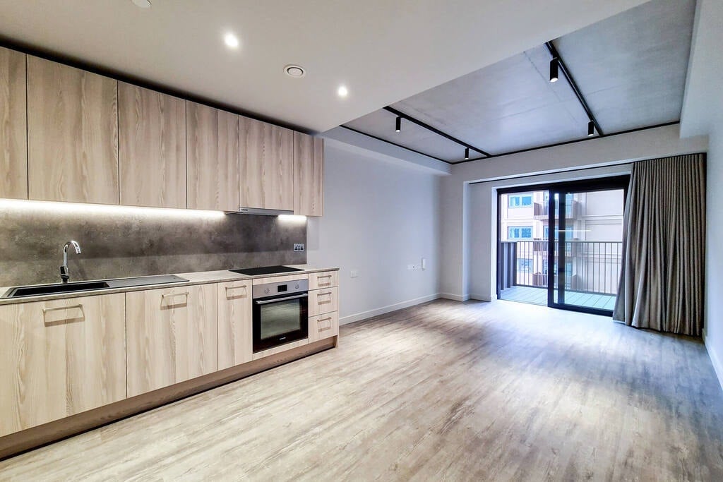 Flat Empire Way in Greater London