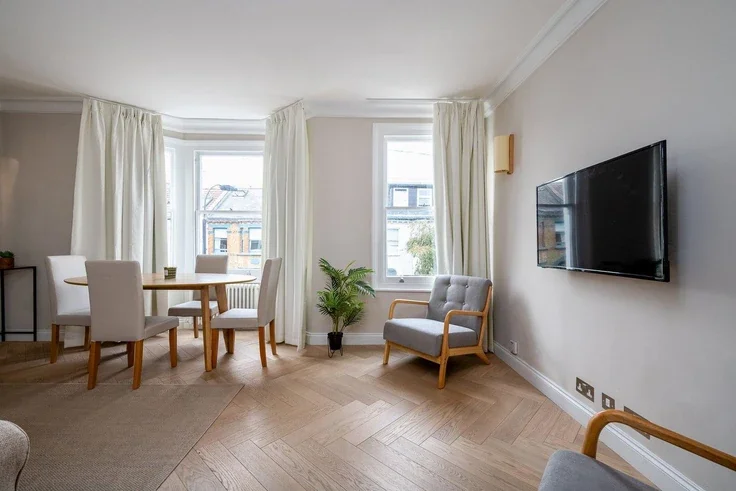 Flat Marville Road in Greater London