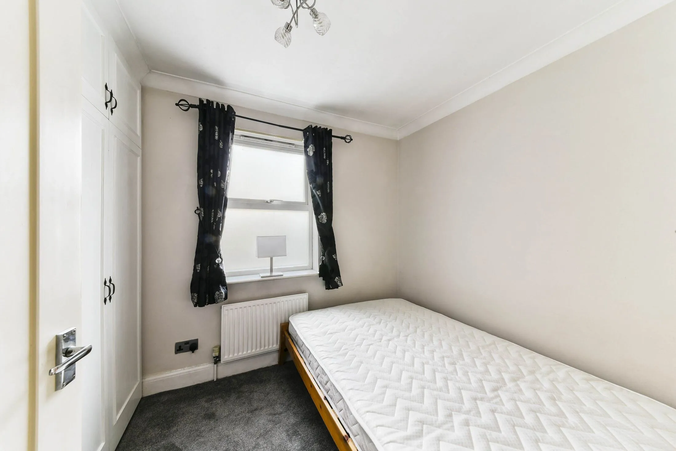 Flat Ensign Street in Greater London