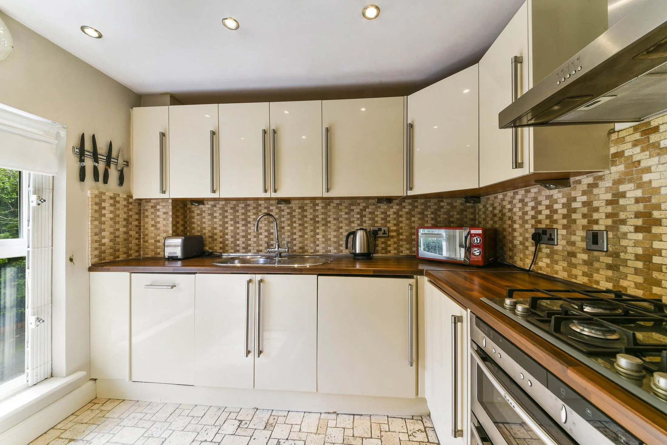 Flat Ensign Street in Greater London