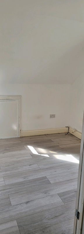 Room High Road Leytonstone in Greater London