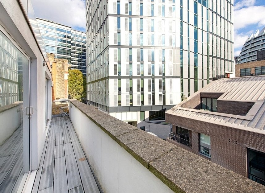 Flat Mallow Street in Greater London