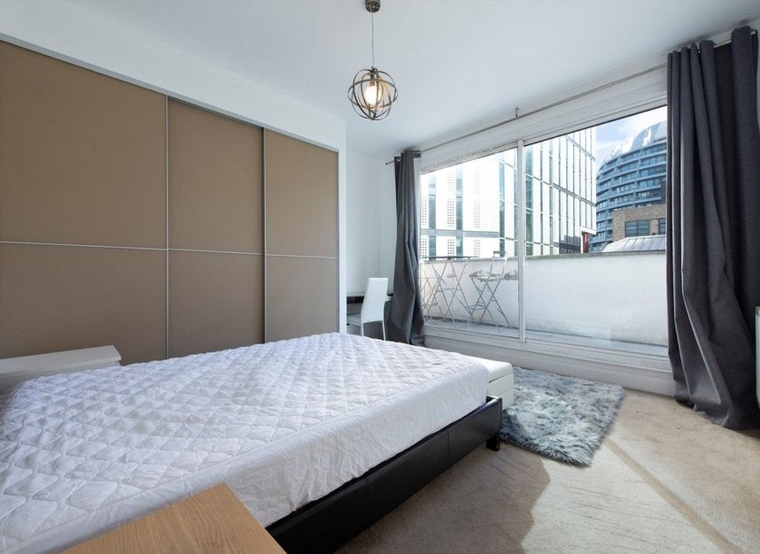 Flat Mallow Street in Greater London