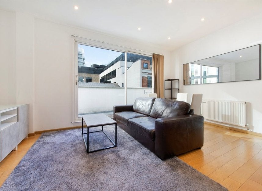 Flat Mallow Street in Greater London