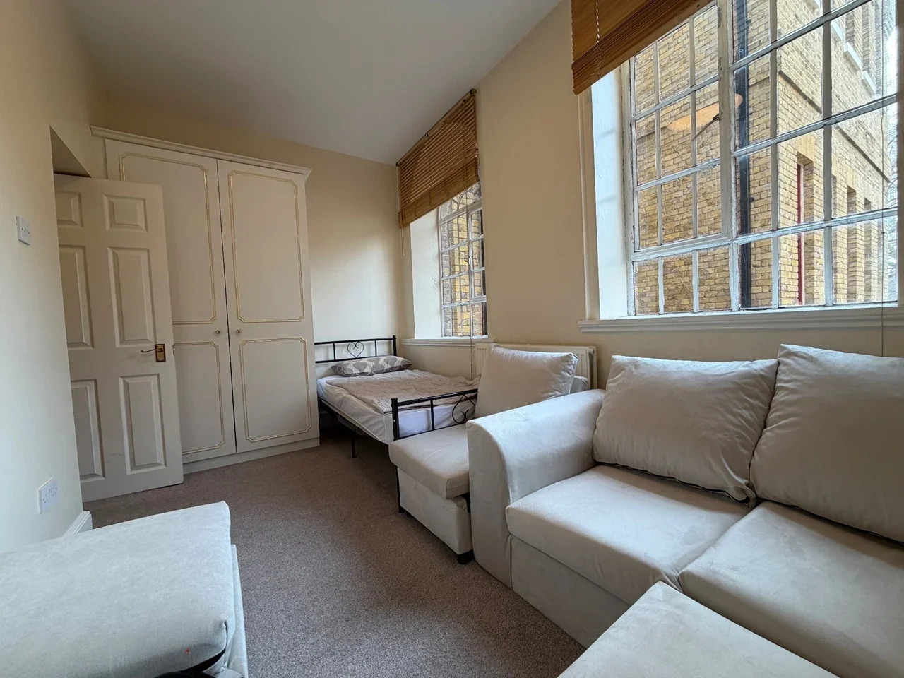 Room West Park Road in Greater London