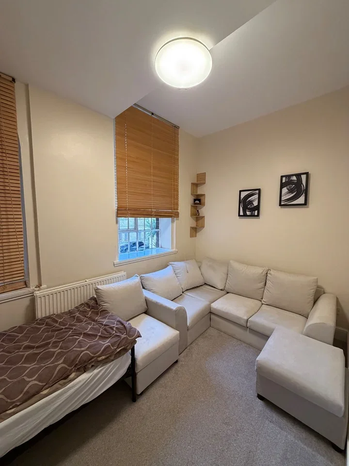 Room West Park Road in Greater London