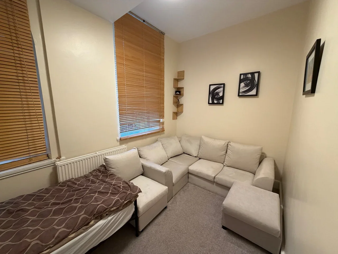 Room West Park Road in Greater London